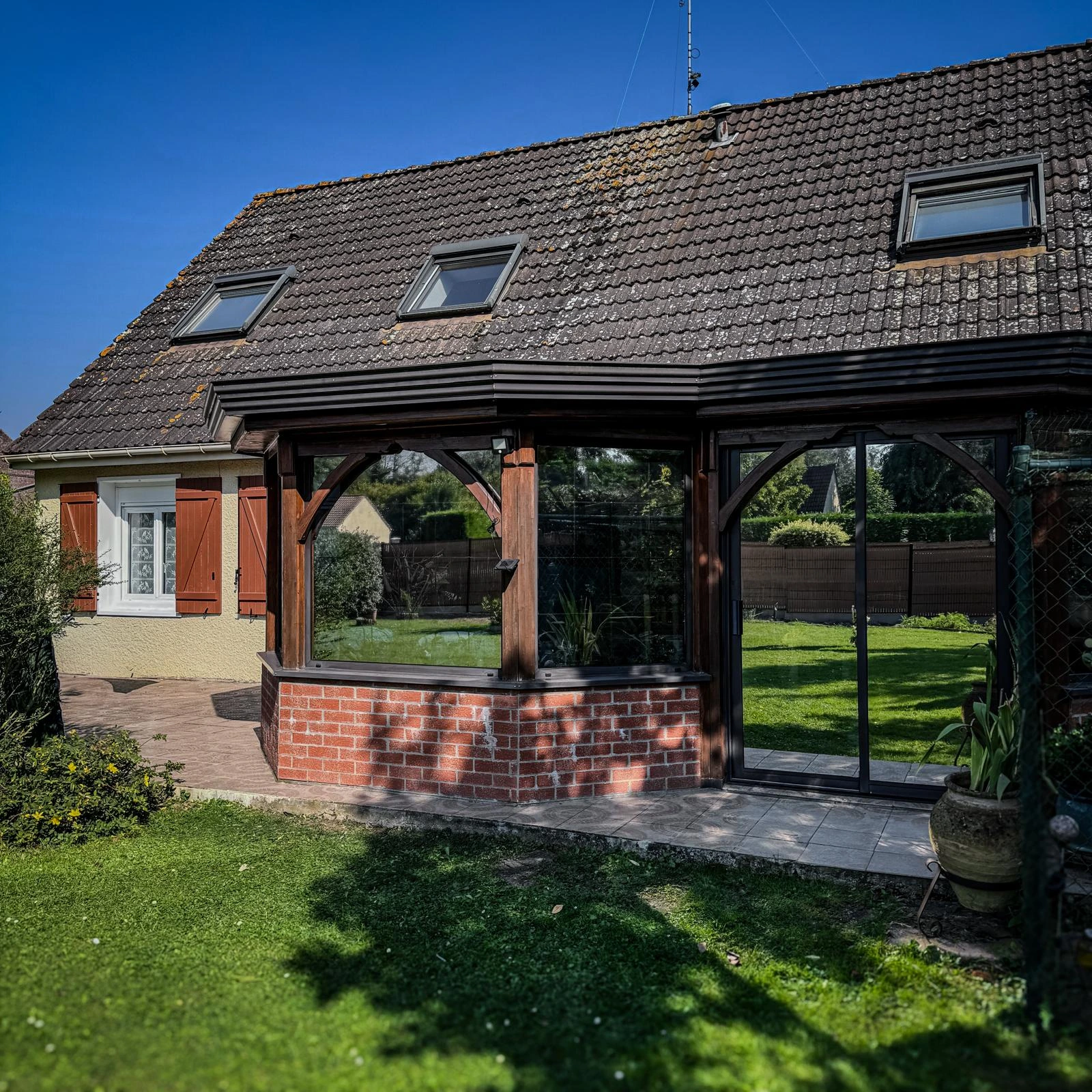 Immeuble vitré moderne illustrant les vitrages traités par Nova Film Cambrai